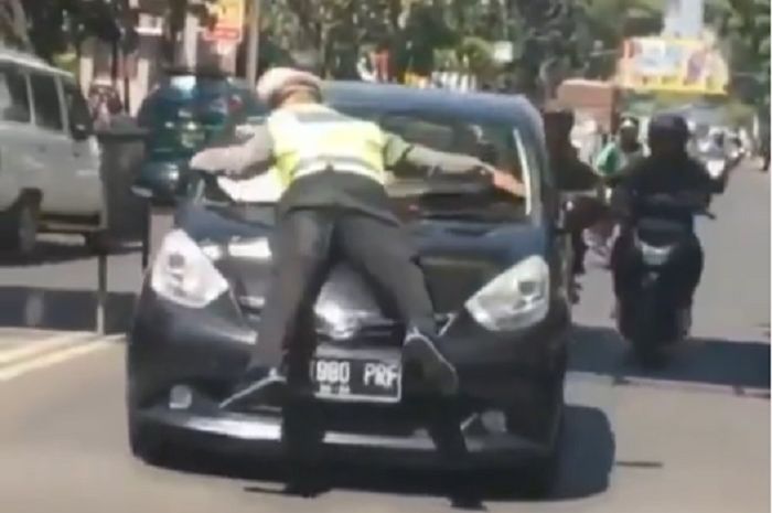 Aksi polisi hetikan Daihtsu Sirion yang tidak mau berhenti