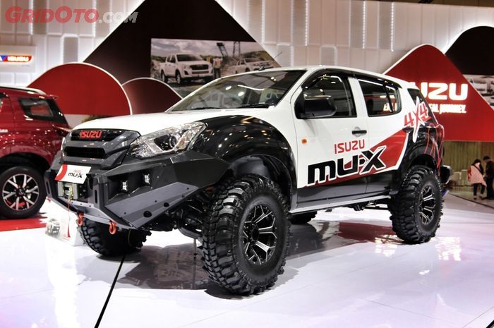 Ilustrasi Modifikasu Isuzu MU-X Off-road di booth Isuzu