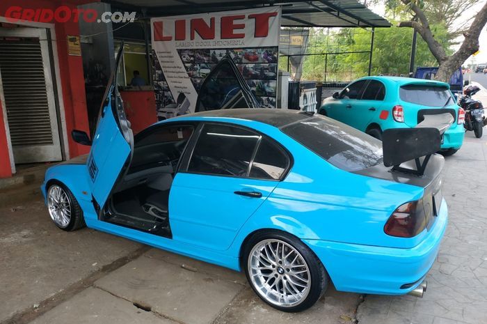 BMW dipasang pintu gunting