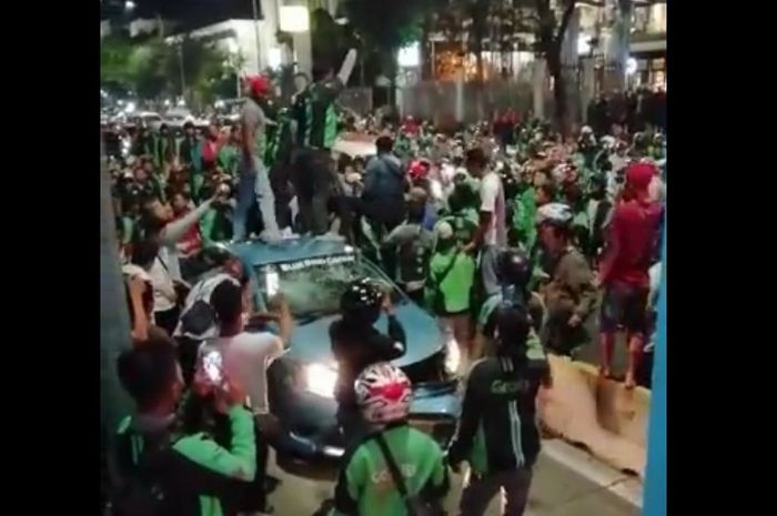 Mobil taksi jadi amukan driver ojek online diduga tabrak lari