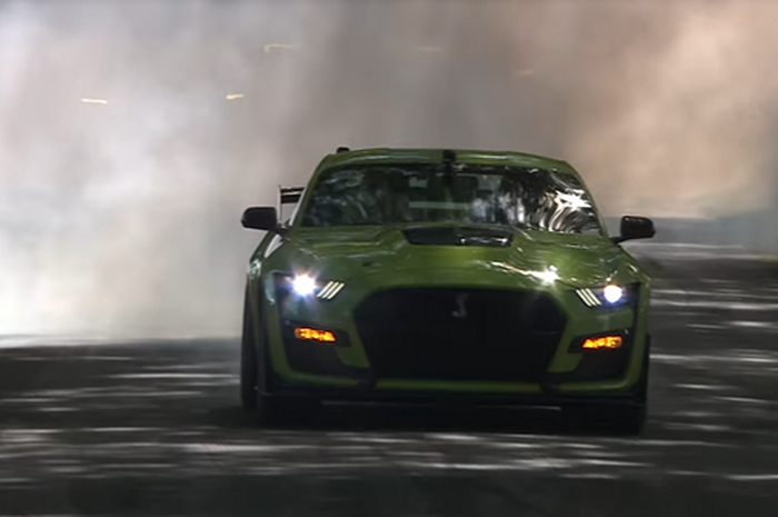 Vaughn Gittin Jr melakukan burnout saat menjajal Ford Mustang Shelby Gt500 di Goodwood Festival