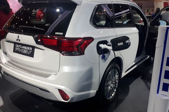Ilustrasi. Pengecasan baterai Mitsubishi Outlander PHEV di GIIAS 2019