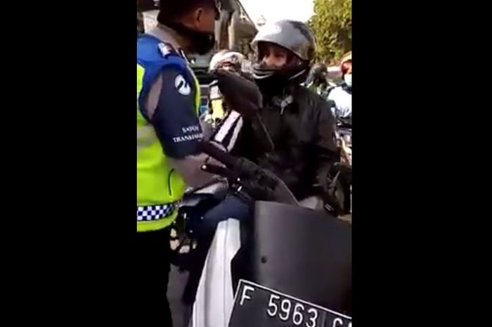 Pengendara Yamaha NMAX adu argumen dengan anggota polisi
