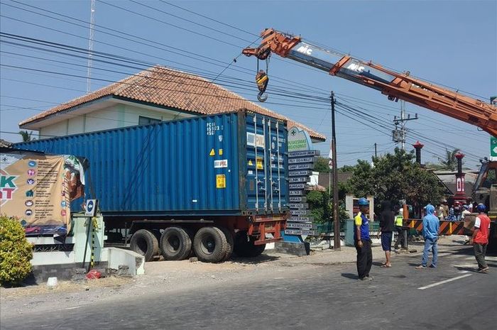 Proses evakuasi truk kontainer yang masuk ke halaman Puskesmas Mojosongo di Boyolali, Jawa Tengah, Kamis (25/7).