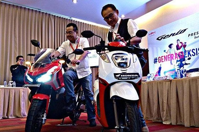 Presiden Direktur MPM Suwito M (kiri) dan Direktur Marketing Dendy Sean (kanan) saat di acara peresmian pemasaran Honda Genio Dan Honda ADV150 wilayah Jawa Timur di Dyandra Convention Hall Surabaya, Kamis (25/7/2019)