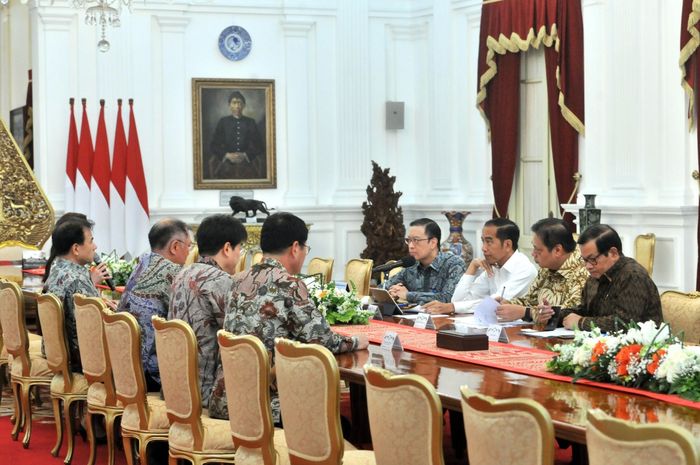 Presiden Joko Widodo melakukan pertemuan dengan direksi Hyunday Motors Group di Istana Merdeka, Jakarta, Kamis (25/7). 