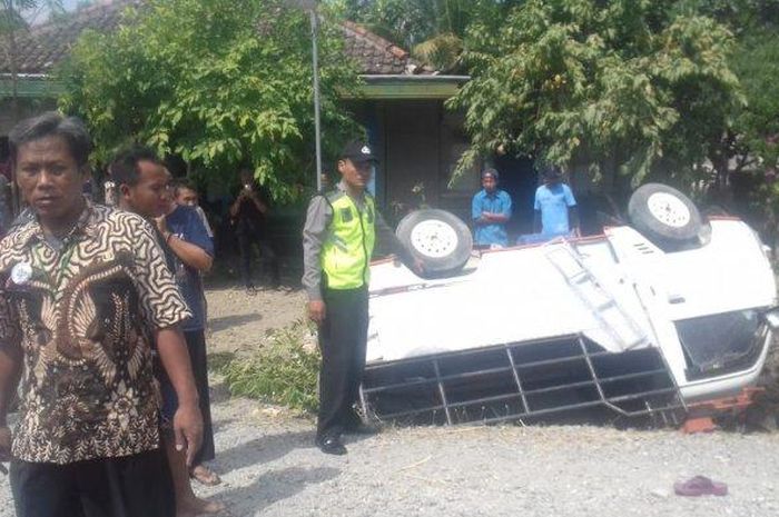Mobil pikap yang terbalik di Jalan Raya Giriwoyo - Giritontro tepatnya di Platarejo, RT: 01 / RW: 04 Kecamatan Giriwoyo, Wonogiri, Kamis (25/7/2019).  