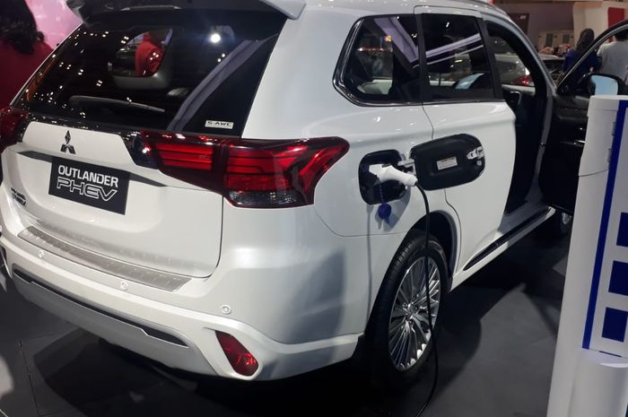 Pengecasan baterai Mitsubishi Outlander PHEV di GIIAS 2019