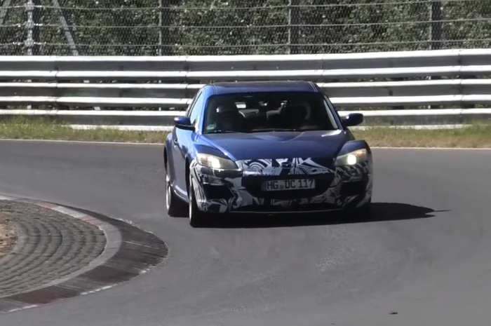 Mazda RX-8 dengan camo sedang uji lintasan di sirkuit Nurburgring, Jerman.