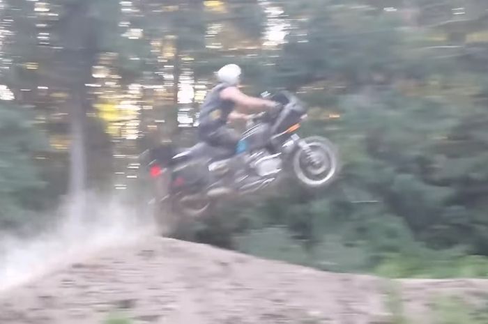 Aksi Honda Gold Wing saat off-road