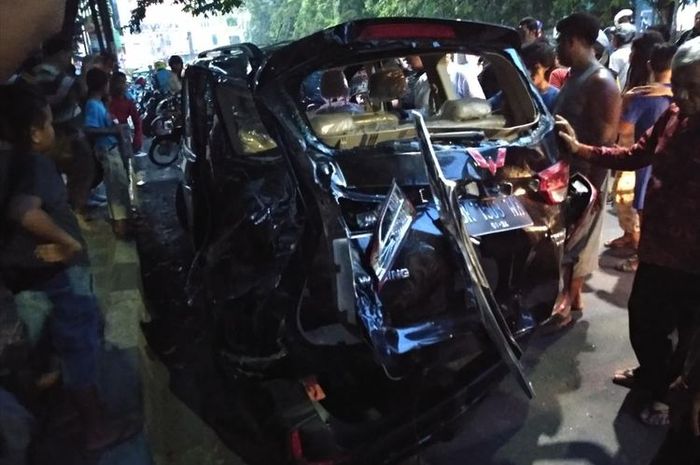 Sebuah mobil terpental mengenai motor setelah ditabrak kereta api di Medan