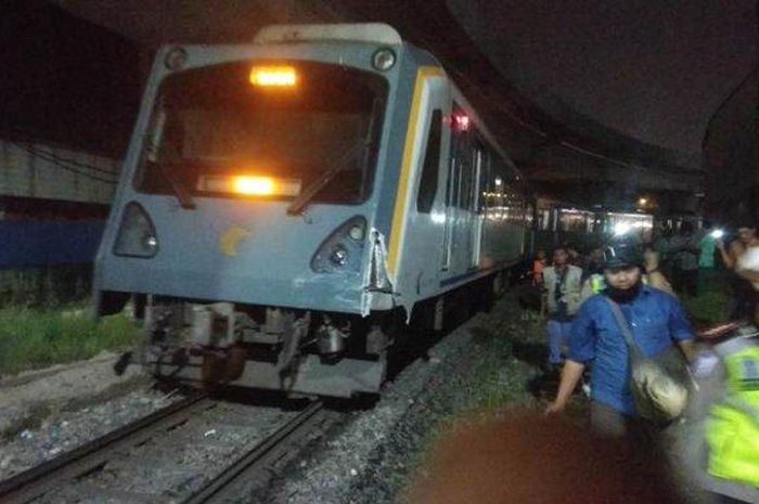 Kondisi kereta api dalam keadaan rusak pasca kecelakaan dengan satu unit mobil di Perlintasan Kereta Api Jalan Sisingamangaraja Medan, Jumat (26/7/2019).  