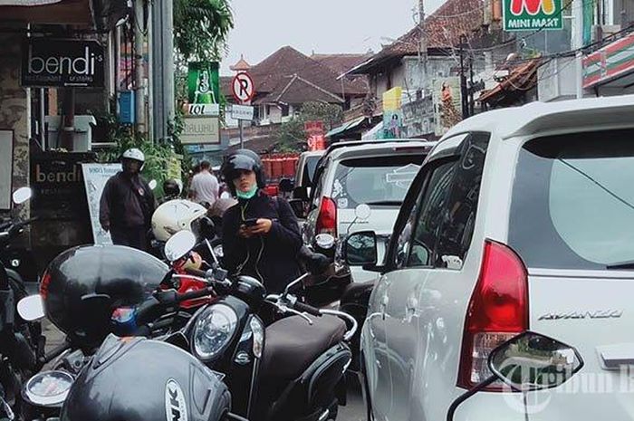 Kondisi bahu jalan di Mongkey Forest, Ubud yang dijadikan tempat parkir kendaraan sekalipun telah dipasang larangan parkir, Jumat (26/7/2019). 