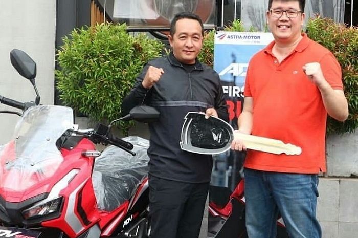 Yuliansyah SE jadi pembeli pertama Honda ADV 150 di Kalimantan Barat.