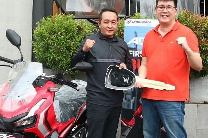 Yuliansyah SE jadi pembeli pertama Honda ADV 150 di Kalimantan Barat.