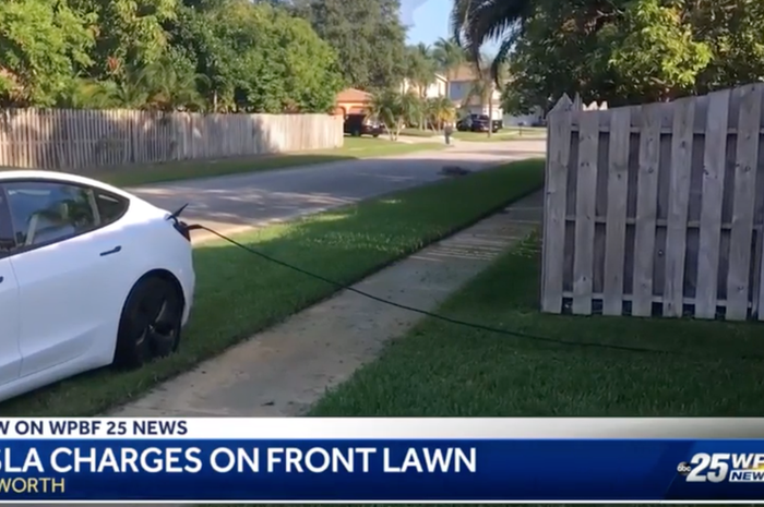 Sebuah Tesla Model 3 putih nekat nyolong listrik orang lain karena lowbat