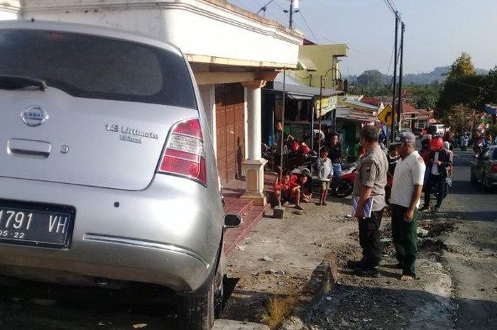 Kendaraan bermotor Grand Livina mengalami kecelakaan tunggal di tikungan Ngargoyoso, Minggu (28/7/2019).  