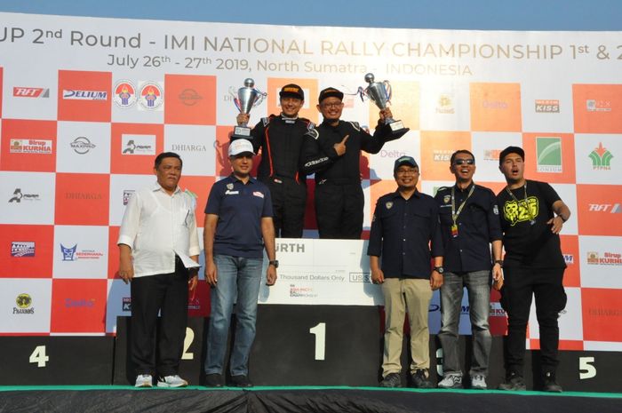 Rihan Variza dan Andi Rendy saat menempati podium pertama APRC Indonesia