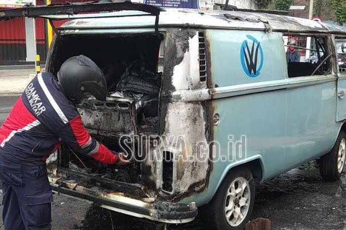 Kondisi mobil VW Combi yang ditumpangi pasangan suami istri, Paul Xaverius dan Sri Rahayu setelah terbakar, Senin (29/7/2019). 