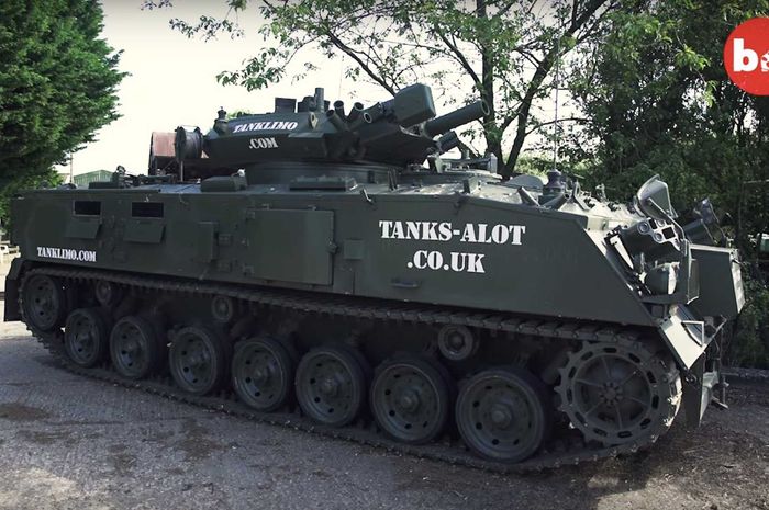 Limo berbentuk tank yang disewakan di Inggris 