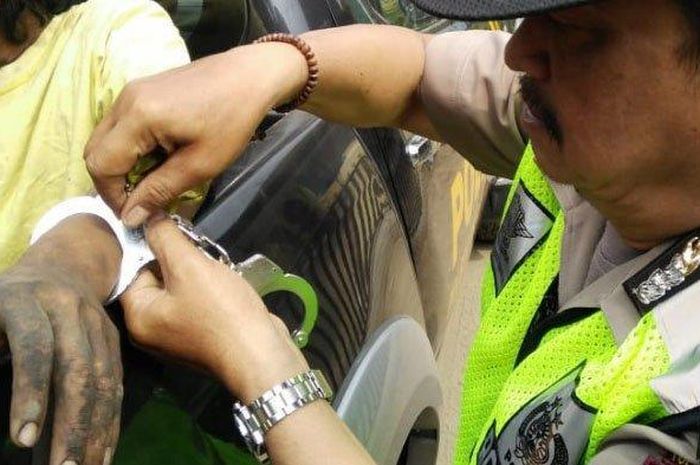 Polisi menangkap orang yang diduga melempar batu ke mobil pikap di Rejotangan, Tulungagung.  