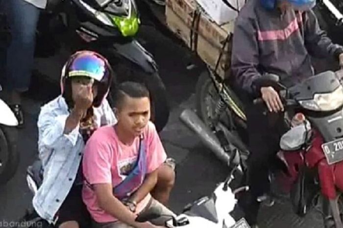Pemotor tidak pakai helm di lampu merah di Bandung dan ditegur CCTV bersuara malah acungkan jari tengah.