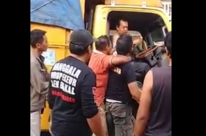 Arogansi pria berpakaian Brimob dengan seorang sopir truk