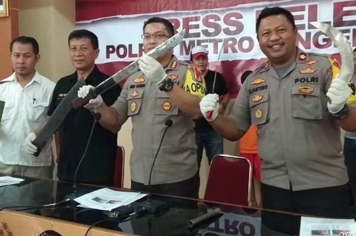 Kombes Abdul Karim Kapolres Metro Tangerang  menunjukkan senjata tajam barang bukti yang digunakan geng motor untuk tawuran  