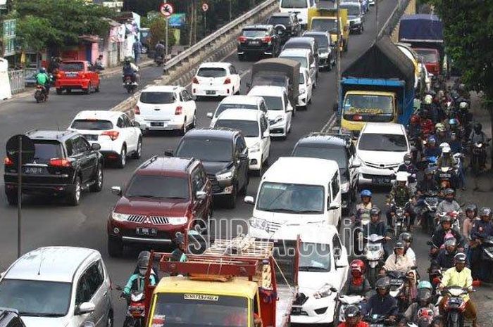 Ratusan kendaraan terjebak kemacetan lalu lintas keluar Kota Malang dari arah selatan ke utara di Jalan A Yani, Kota Malang, Sabtu (18/5/2019).