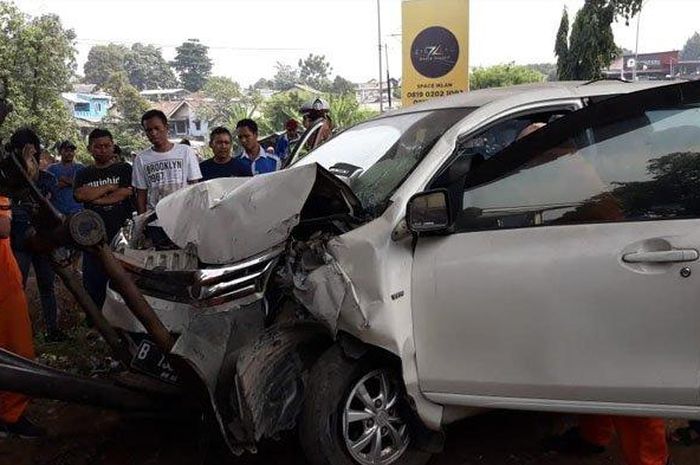 Kondisi Toyota Avanza ringsek bagian depan setelah menghantam tiang Tol BORR, Selasa (30/7/2019)