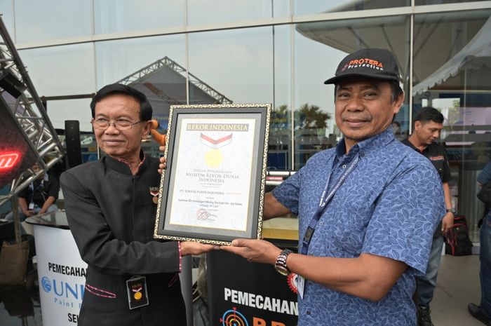 Perwakilan Protera menerima rekor MURI
