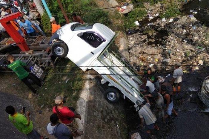 Proses evakuasi Daihatsu Gran Max yang masuk ke sungai di Bantul