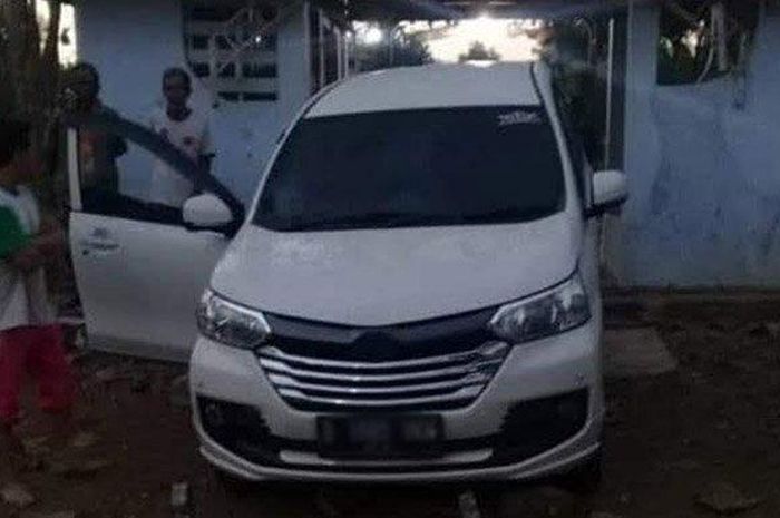 Warga mengeluarkan mobil Daihatsu Xenia bewarna putih dari dalam kuburan  