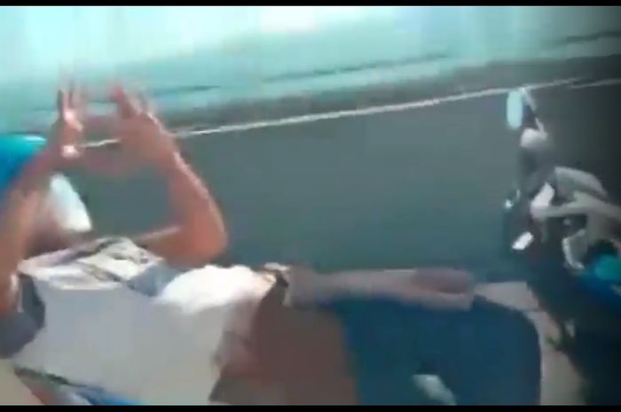 Pengendara Honda BeAT beraksi saat melintasi Jembatan Suramadu.