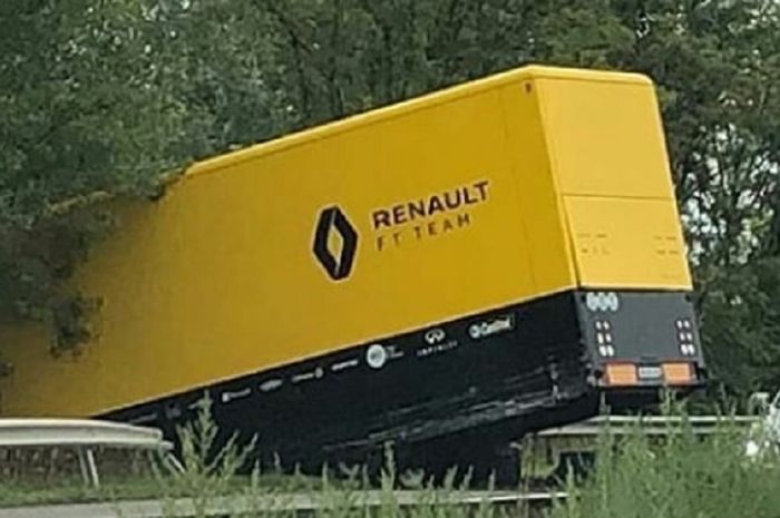 Bus logistik Renault F1 Team mengalami kecelakaan tunggal di tol pada sebuah daerah menuju Hungaria