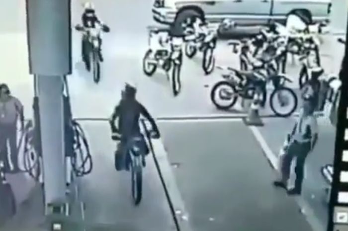 Aksi motor trail yang bikin ketawa warganet.