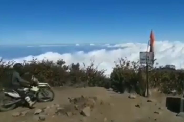 Crosser yang mendaki kepuncak Gunung Lawu mengunakan sepeda motor.