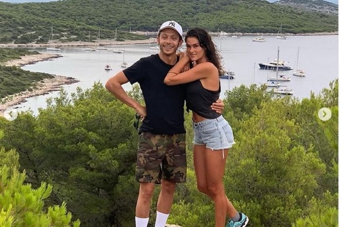 Mesra dengan latar belakang pantai Ibiza