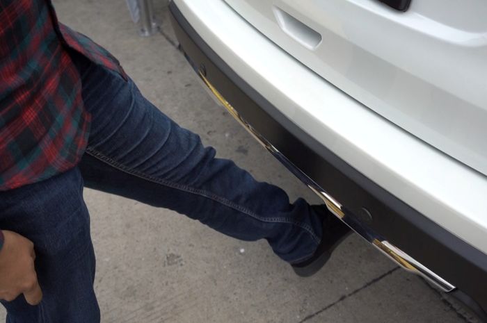 Buka bagasi Nissan X-Trail cukup mengayunkan kaki di bawah bumper
