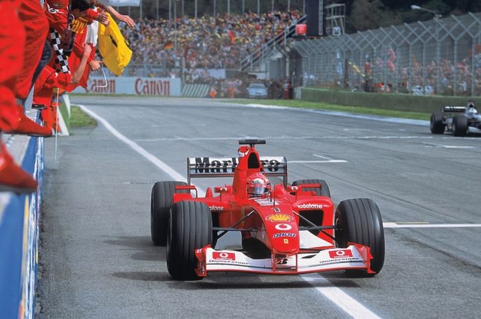 Michael Schumacher mengendarai mobil balap F1 Ferrari F2002