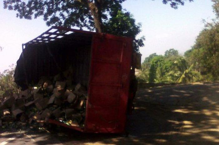 Kecelakaan tunggal yang terjadi di Jalan Raya Bandung-Cirebon, tepatnya di Pengkolan Asem, Desa Bongkok, Kecamatan Paseh, Kabupaten Sumedang, Rabu (31/7/2019), menyebabkan muatan truk tumpah ke pinggir jalan. 