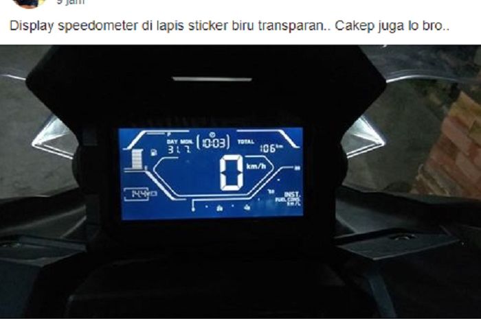 Pemasangan stiker transparan di speedometer Honda ADV 150.