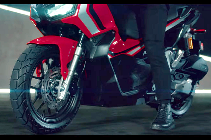 Kaki-kaki Honda ADV150 lebih jangkung dibanding PCX