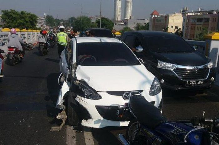 Mazda2 diterjang Honda Revo, rem mendadak kena sundul Yamah RX-King dan Yamaha V-Ixion
