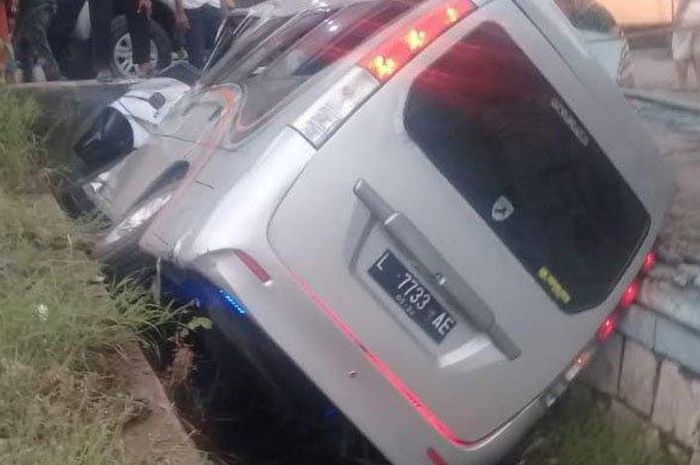 Minibus terperosok ke selokan di Jl Darmawangsa Desa Kaliwining Kecamatan Rambipuji, Kota Jember, Rabu (31/7/2019)  