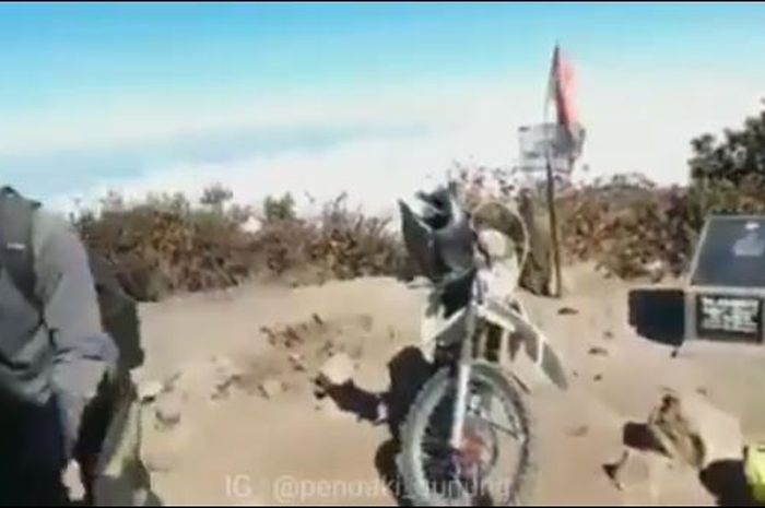 Beberapa Crosser naik ke Puncak Gunung Lawu