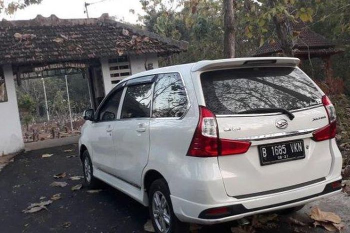 Daihatsu Xenia nyasar ke kuburan