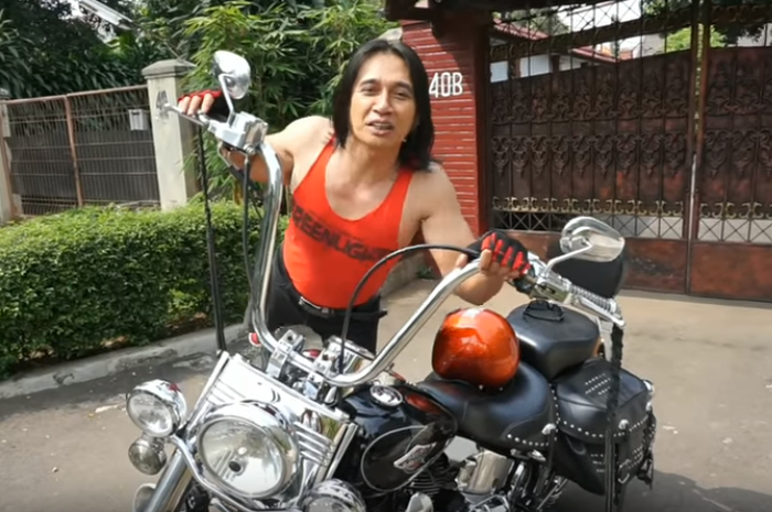 Agung Hercules bersama Harley-Davidson Heritage Softtail miliknya