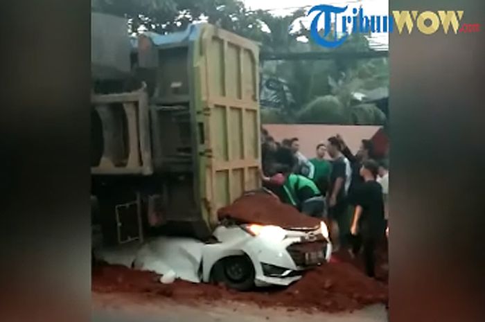 Truk pengangkut tanah timpa Daihatsu Sigra, empat penumpang tewas