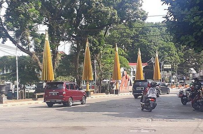 Jalan berlapiskan batuan andesit di antara Masjid Agung dan Taman Kota Tasikmalaya yang sebelumnya menjadi pedestrian dan tempat PKL berjualan, saat ini bisa dilewati kendaraan.